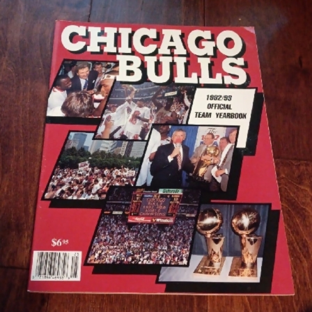 Chicago Bulls 1992/93 Official Team Yearbook Magazine/Book